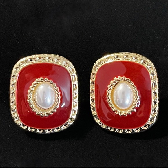 ✨ Elegant Dark Red Enamel Stud Earrings - Picture 2 of 4